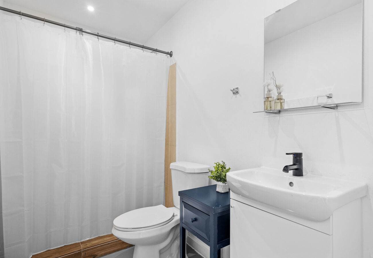 Full bathroom 1 with tiled shower
