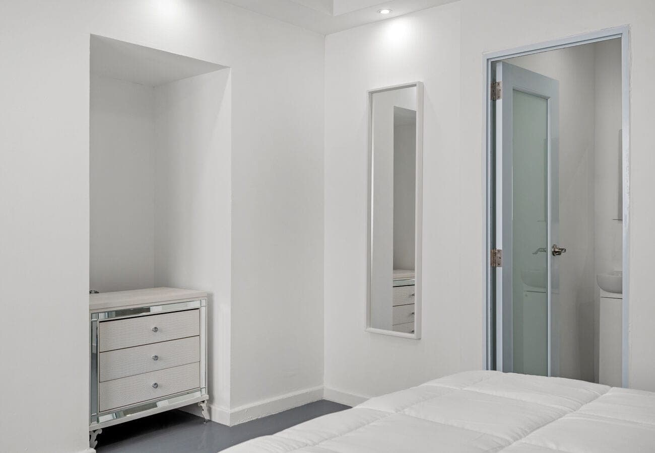 King suite with dresser and en-suite access