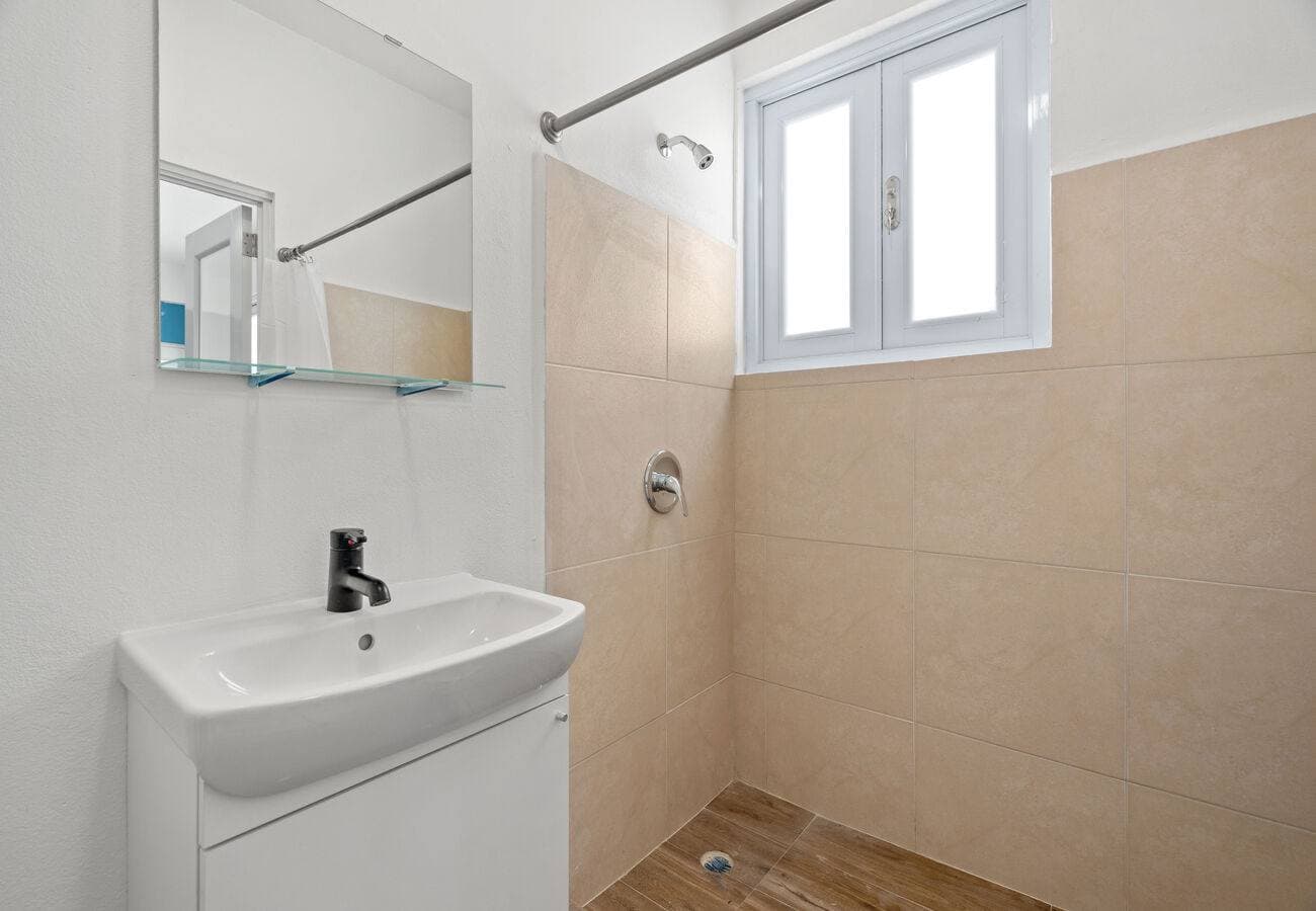 En-suite bathroom in the king bedroom