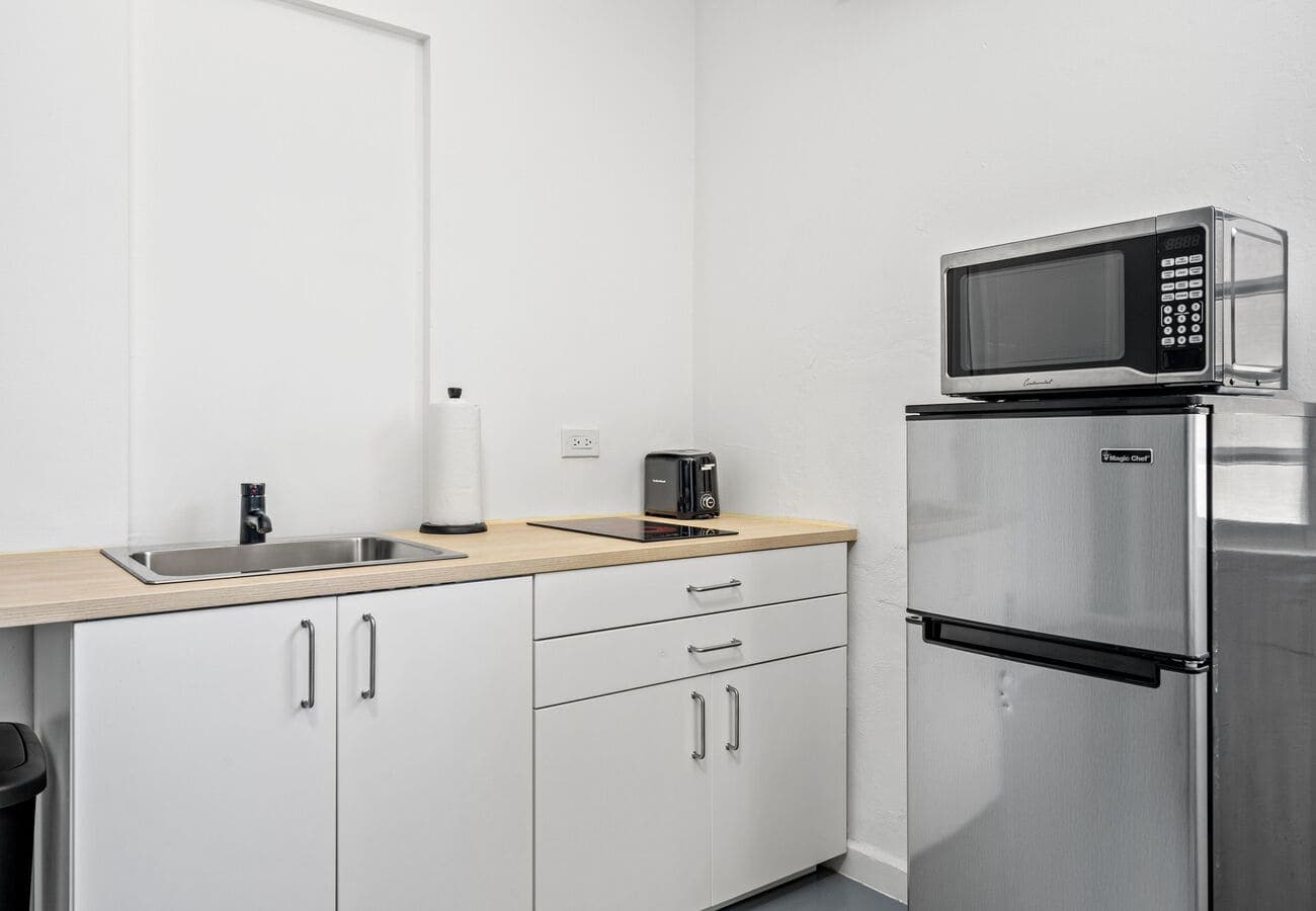 Kitchenette with cooktop, microwave & mini fridge