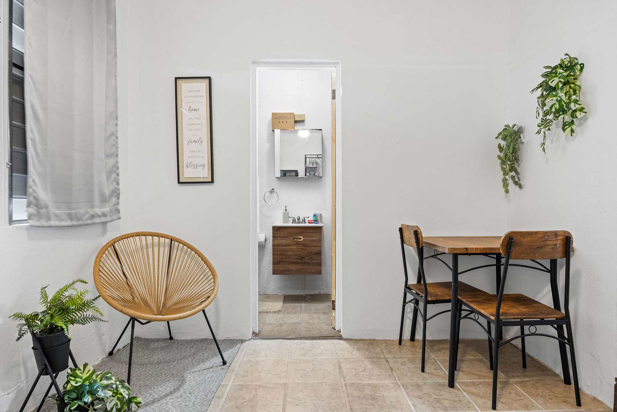 Chic Airport Studio | Reliable Wi-Fi | Solo & Couple Friendly | PR Hub · photo 9