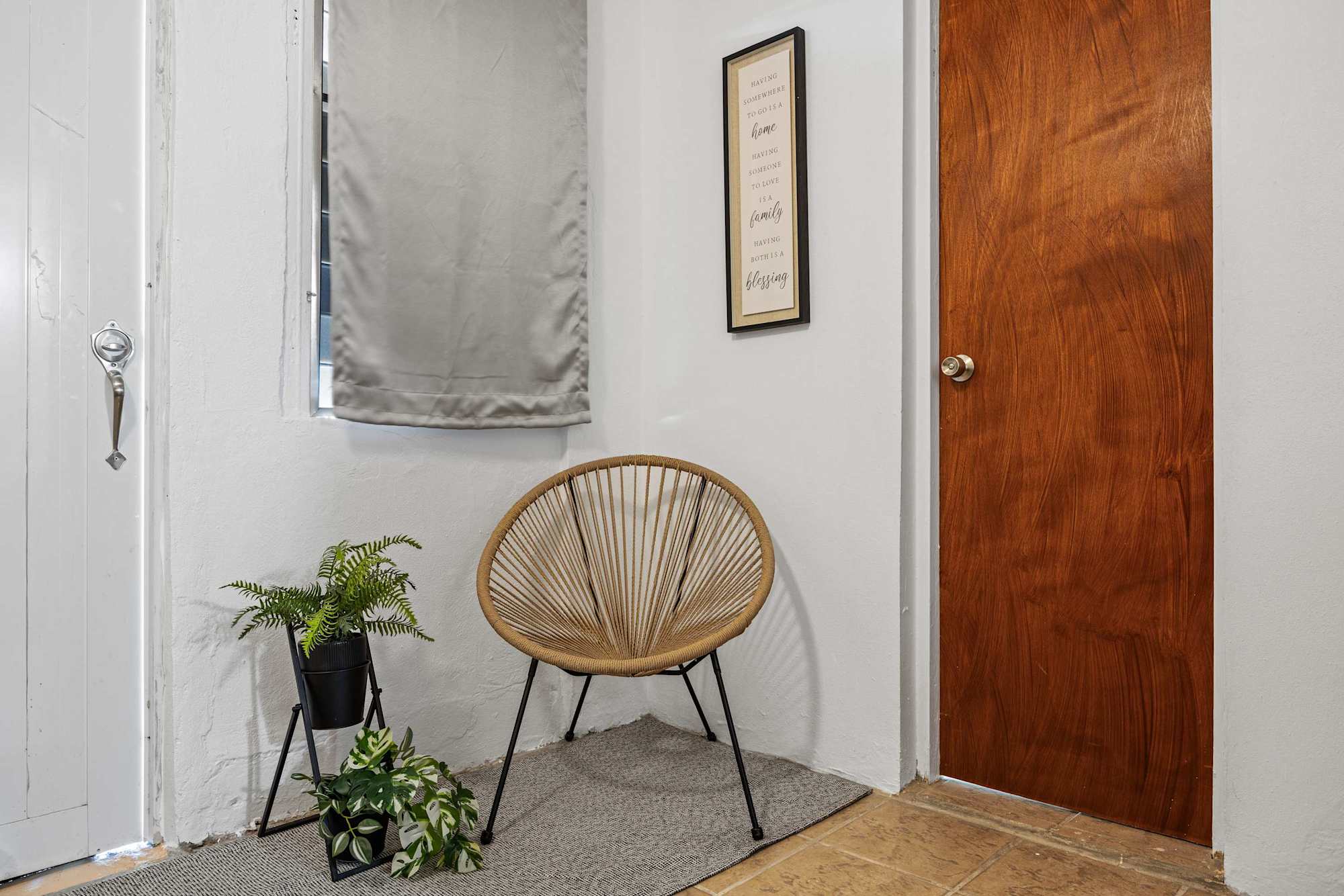 Chic Airport Studio | Reliable Wi-Fi | Solo & Couple Friendly | PR Hub · photo 10