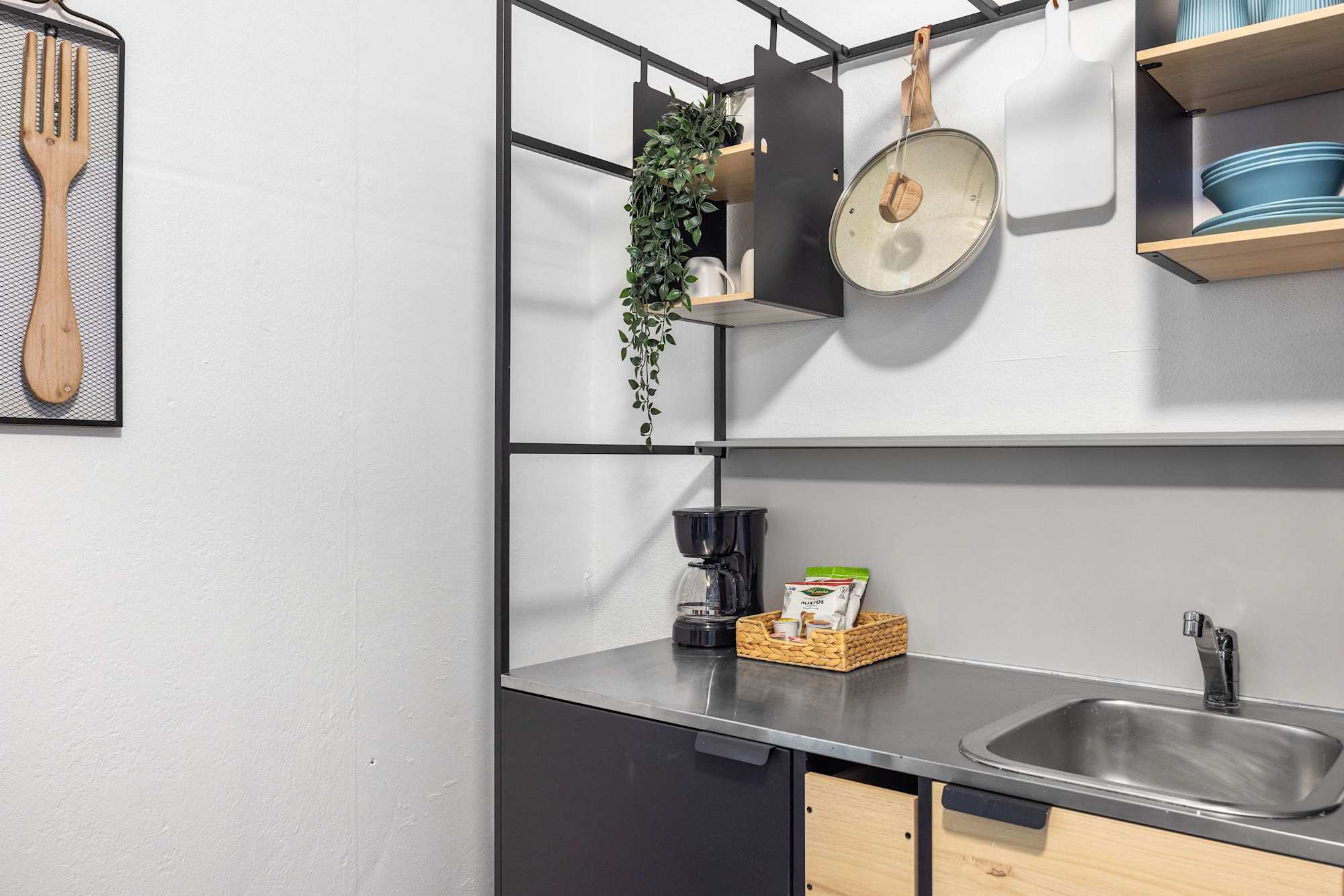 Chic Airport Studio | Reliable Wi-Fi | Solo & Couple Friendly | PR Hub · photo 13