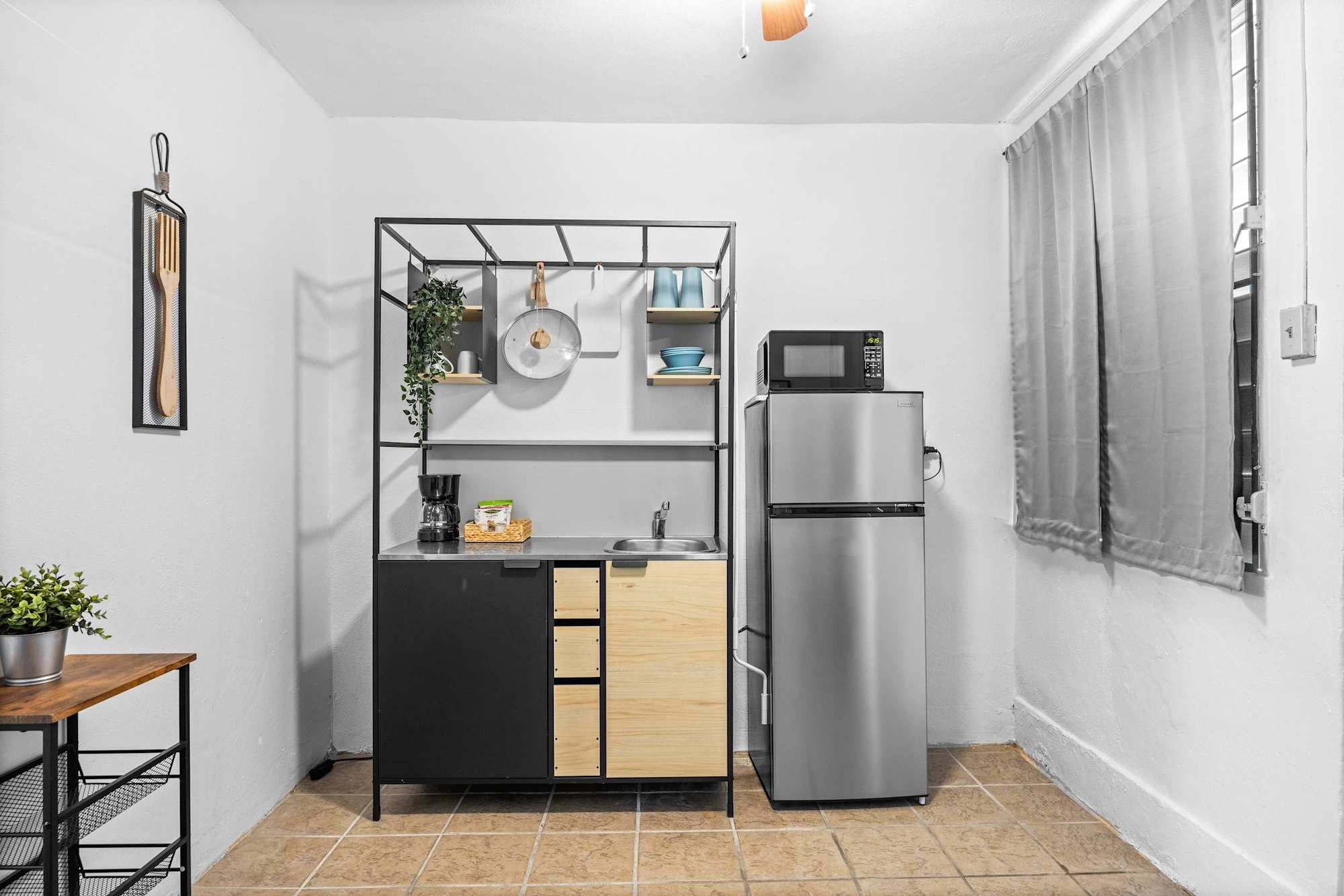 Chic Airport Studio | Reliable Wi-Fi | Solo & Couple Friendly | PR Hub · photo 12