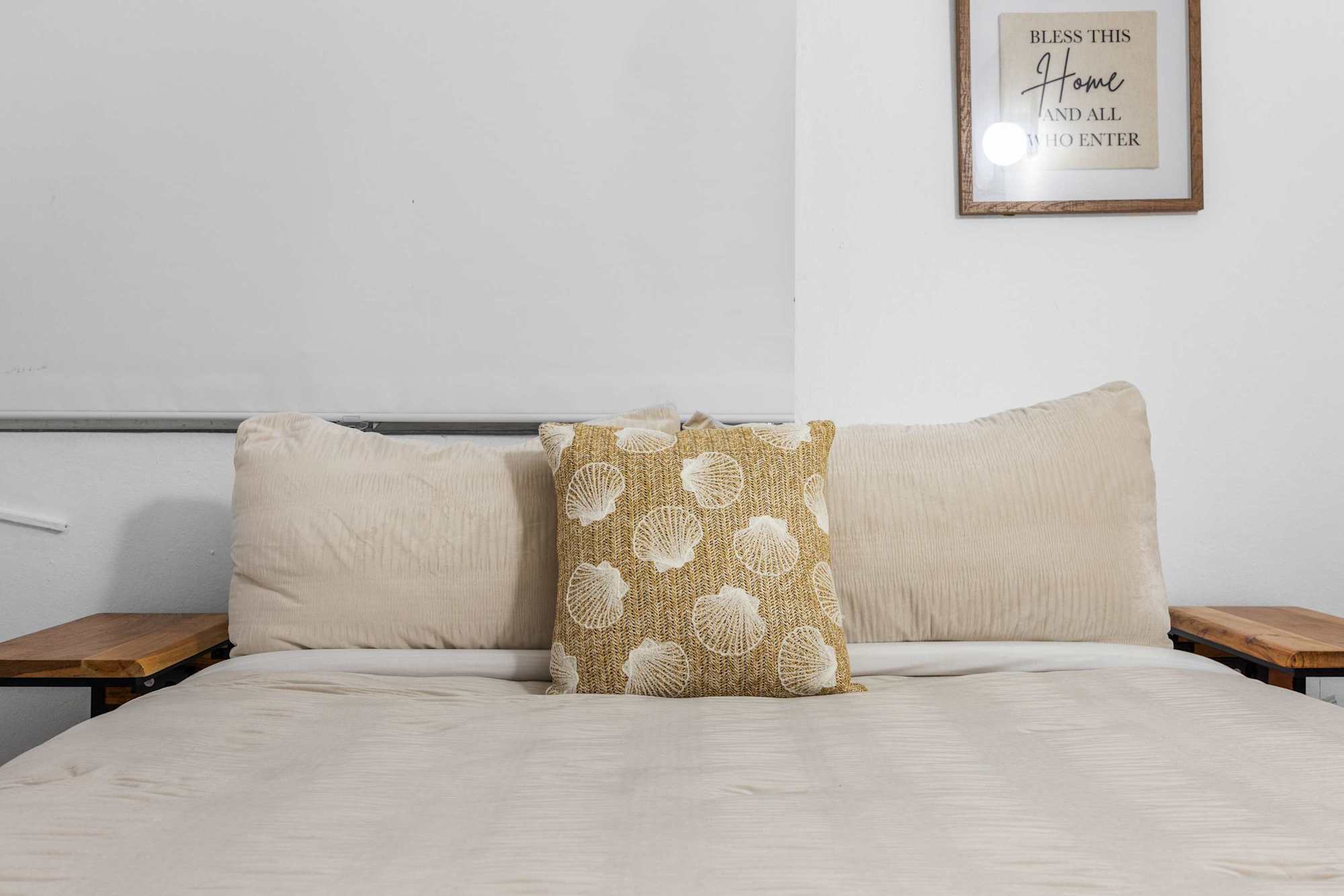Chic Airport Studio | Reliable Wi-Fi | Solo & Couple Friendly | PR Hub · photo 16