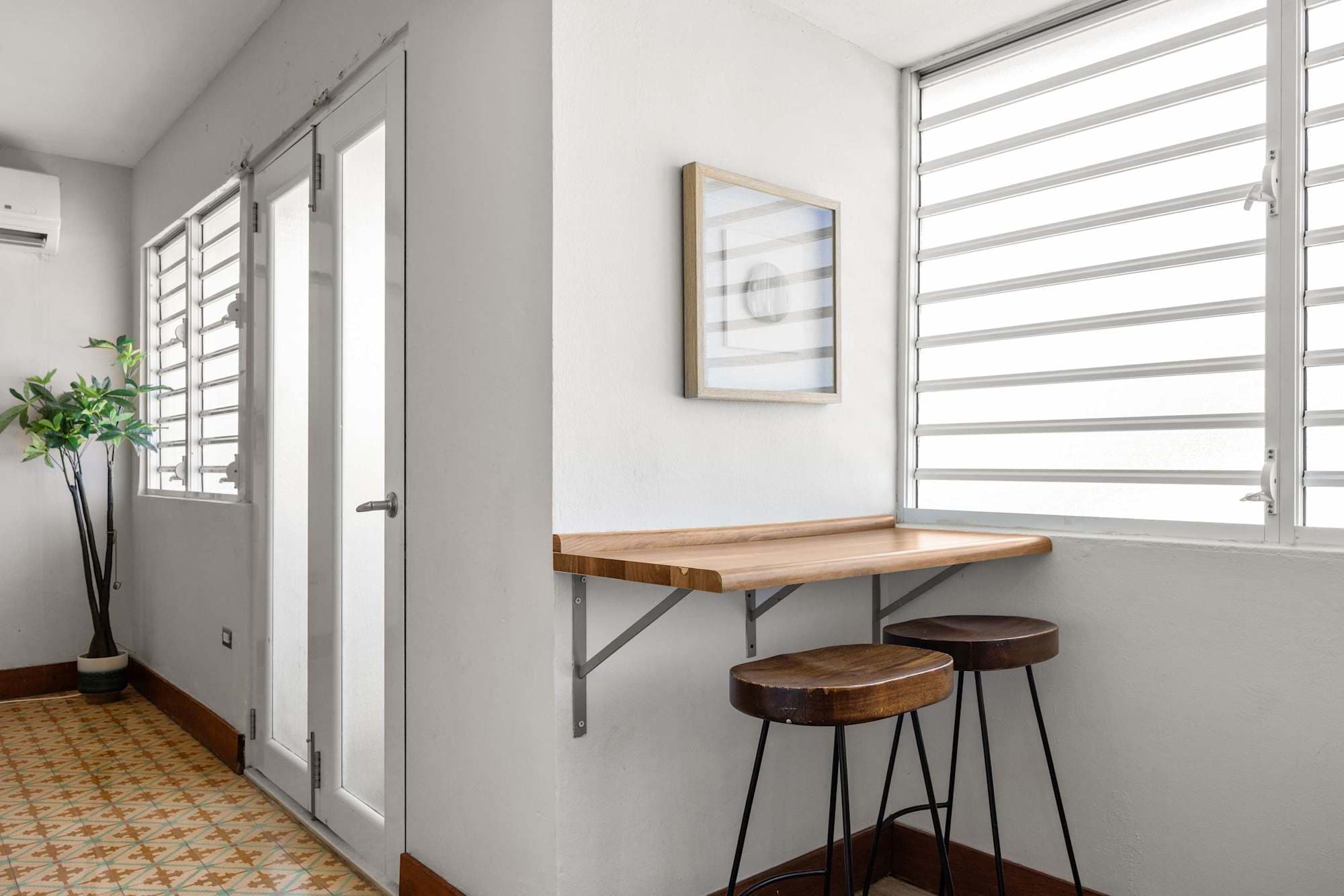 Small breakfast bar with stools