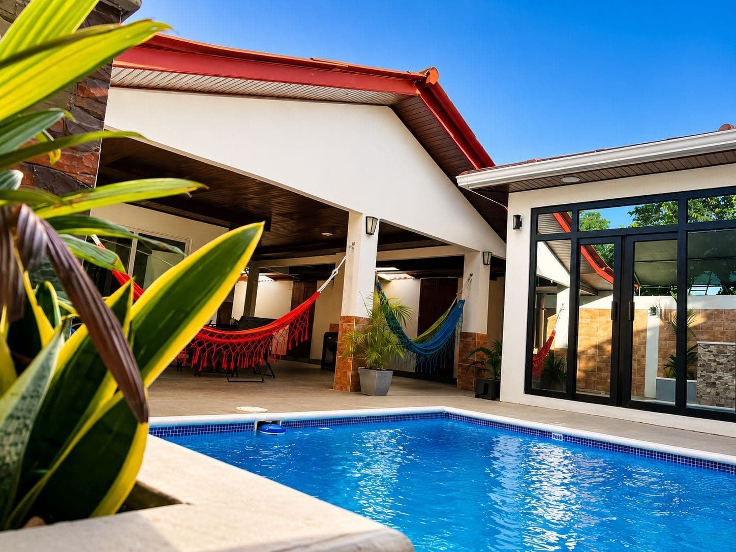 Chitré | Casa moderna con piscina y A/C