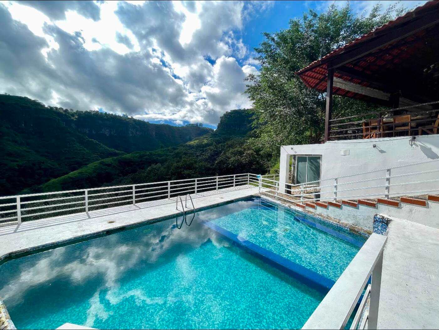 Piscina | Cama king | Cascada y pozas · foto 1