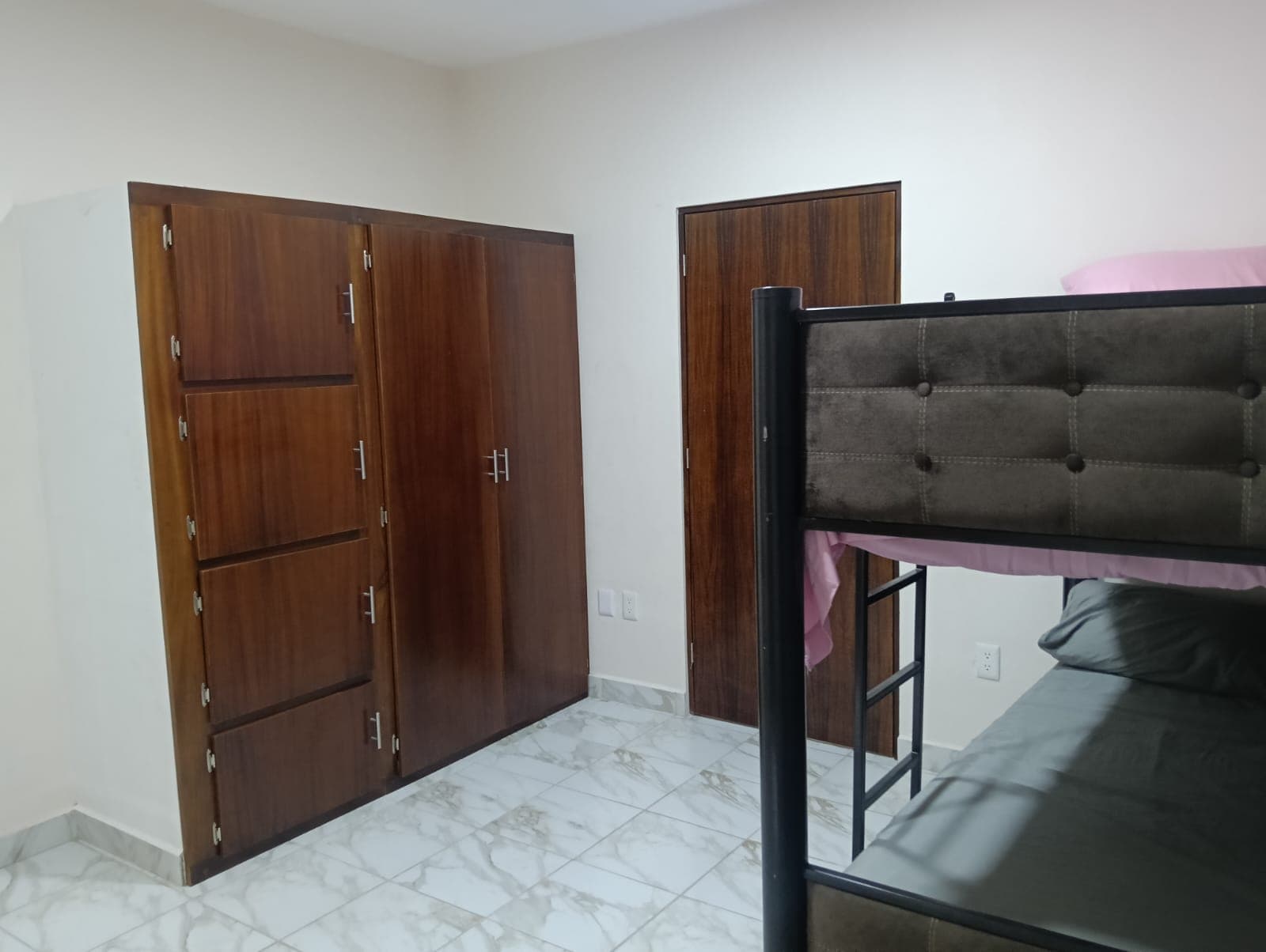 Vista al jardín | Trampolín | Estacionamiento gratis · foto 19