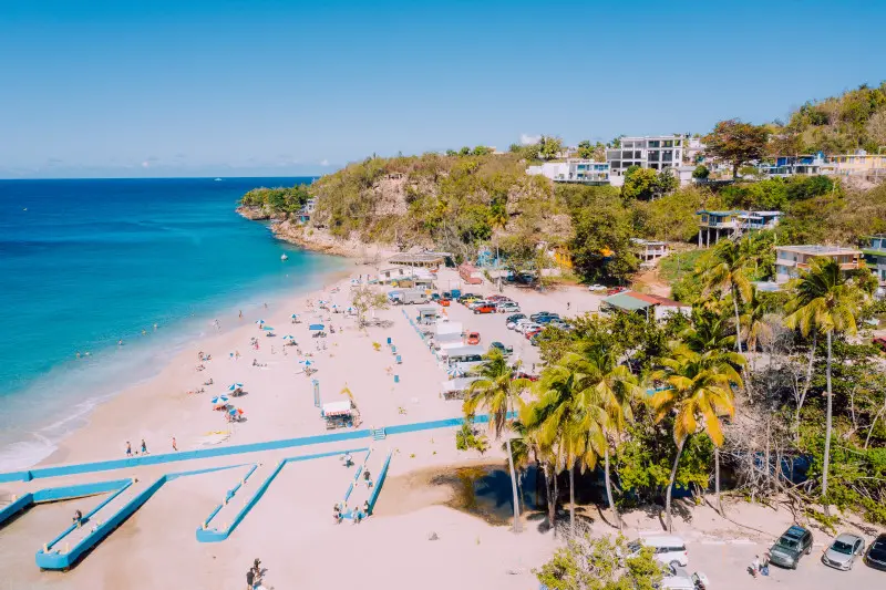 Dive into the refreshing turquoise water, feel the silky-soft sand between your toes, and savor delicious treats from the nearby kiosks. This world-famous beach offers an unforgettable experience.
